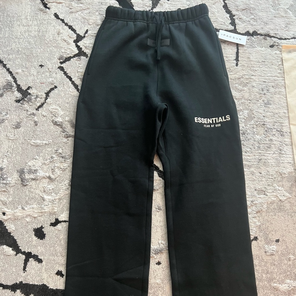 FEAR OF GOD ESSENTIALS SWEATS KIDS 10 BLACK